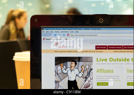 Klicken Sie auf Bank Website erschossen in einem Coffee-Shop-Umfeld (nur zur redaktionellen Verwendung: print, TV, e-Book und redaktionelle Webseite). Stockfoto