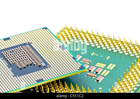 SMD-Bauteilen am unteren Rand der neuen und alten PC-Prozessoren Stockfoto