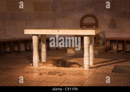 Der Altar in der Kirche von der Vermehrung der Brote und der Fische in Tabgha, Israel Stockfoto