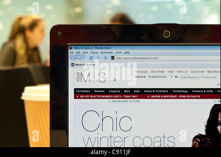 Marks &amp; Spencer Website erschossen in einem Coffee-Shop-Umfeld (nur zur redaktionellen Verwendung: print, TV, e-Book und redaktionelle Webseite). Stockfoto