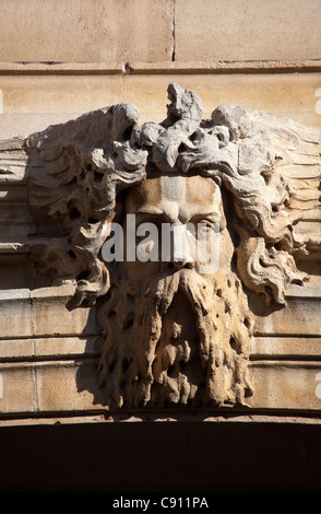 Geschnitzte Gesicht im Stein Bogen über York Street Bad Stockfoto