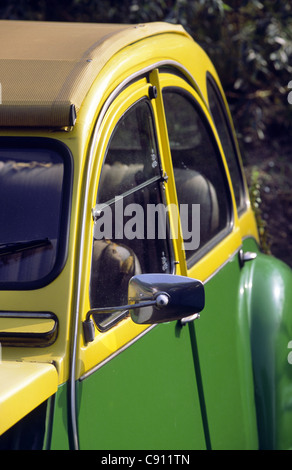 Am alten Citroën 2CV bei Gebrauchtwagen-Händler. Amsterdam, Holland. Stockfoto