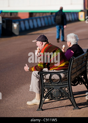 Zwei Personen essen Eis an der Promenade in Lytham St Annes Stockfoto