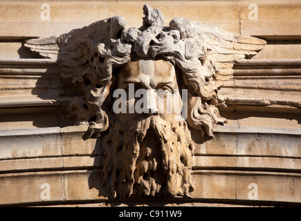 Geschnitzte Gesicht im Stein Bogen über York Street Bad Stockfoto