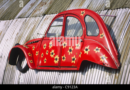 Alten Citroën 2CV verwendet Autohaus. Amsterdam, Holland. Stockfoto