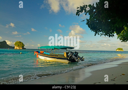 Boot am Strand von Wayag Insel Tauchen, Raja Ampat Inseln in der Nähe von West-Papua, Indonesien im Korallen-Dreieck, Pazifischen Ozean. Stockfoto