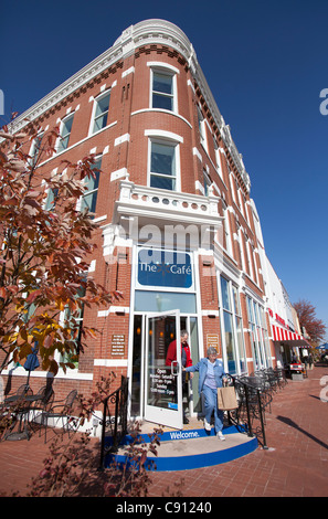 Besucher verlassen The Spark-Cafe in den Walmart Visitor Center in der Innenstadt von Bentonville, Arkansas Stockfoto