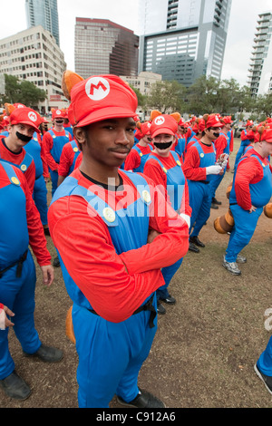 Heterogene Gruppe von Menschen, die engagiert für ein Flash-Mob-marketing-Kampagne von Nintendo, Super Mario 3D Insel, ein neues Videospiel zu fördern Stockfoto