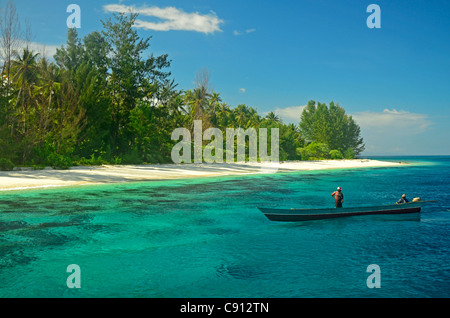 Blaue Korallen Wasser in Augusta Island, Raja Ampat Inseln in der Nähe von West-Papua, Indonesien im Korallen-Dreieck, Pazifischen Ozean. Stockfoto