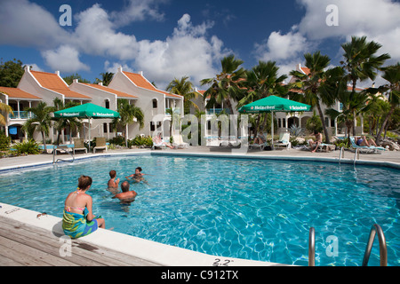 Die Niederlande, Insel Bonaire, Niederländische Karibik, Kralendijk, Tauchen, Strand und Hotel. Swimming Pool. Stockfoto