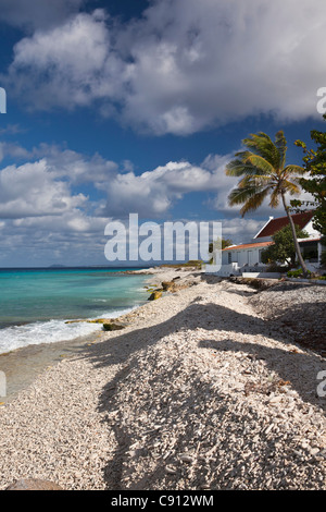 Die Niederlande, Insel Bonaire, Niederländische Karibik, Kralendijk, Haus am Strand. Stockfoto