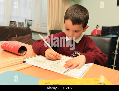 Junge Schüler seine Hausaufgaben. Stockfoto