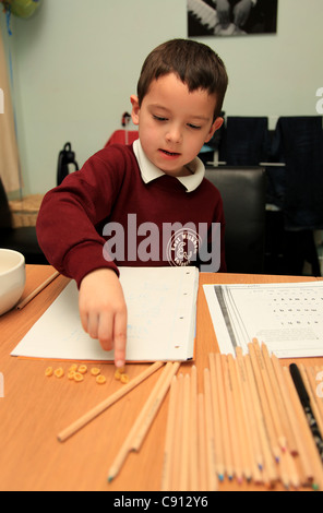 Junge Schüler seine Hausaufgaben. Stockfoto