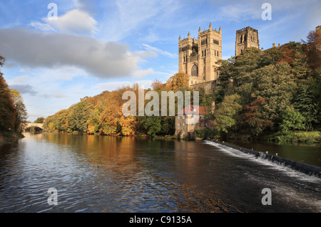 Klassische Ansicht der Kathedrale von Durham und Fulling Mill im Herbst, Durham City, Nord-Ost-England, UK Stockfoto