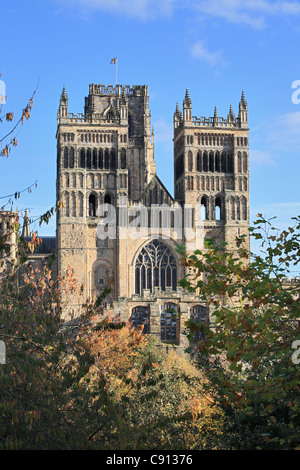 Westwand der Durham Kathedrale ragt durch Bäume im Herbst, Durham City, Nord-Ost-England, UK Stockfoto