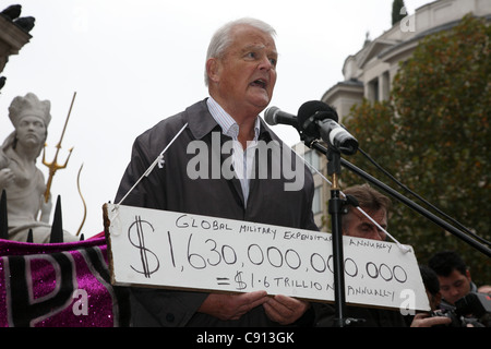 Bruce Kent eine Rede an der Occupy London protest gegen St. Pauls, London, Uk. Stockfoto