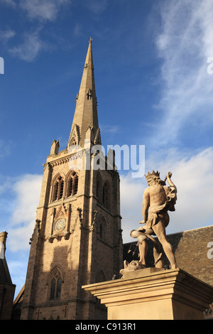 Statue von King Neptune und der Turm der St. Nikolaus Kirche, Marktplatz, Durham City, Nord-Ost-England, UK Stockfoto