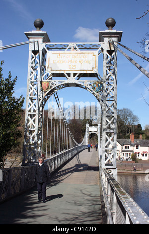 Der Königin-Park-Brücke ist ein 20. Jahrhundert-Steg über den Fluss Dee. Cheshire, England. Stockfoto