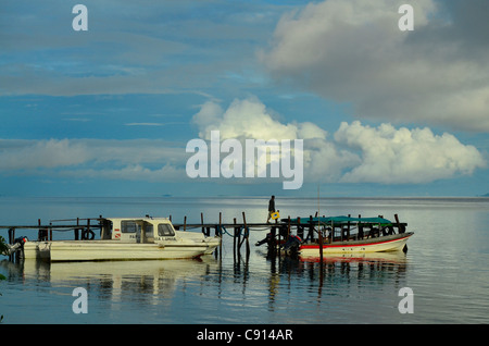 Boote am Steg des Kri Resort, Raja Ampat Inseln von West-Papua im Pazifischen Ozean, Indonesien. Stockfoto