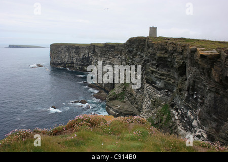 Befindet sich ein quadratischer Memorial Turm, Field Marshall Lord Kitchener an Marwick Head. Das Denkmal erinnert an die HMS Hampshire Stockfoto