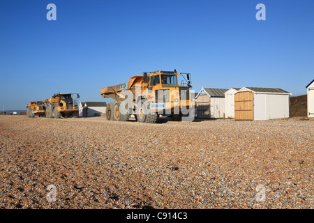 Große Volvo und Bell knickgelenkte Muldenkipper, Schindel, Norman's Bay, East Sussex, South Coast, England, Großbritannien Stockfoto