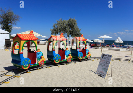 Mamaia ist ein Resort in der Nähe von Constanta am Schwarzen Meer in Rumänien.  Es ist ein Kinder Bahnfahrt am Strand. Stockfoto