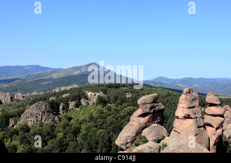 Die Belogradshik Felsen sind eine Gruppe von bizarr geformten Felsformationen aus Sandstein Kalkstein und Konglomerat auf dem Balkan Stockfoto