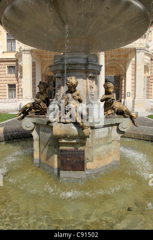 Das nationale Theater der Slowakei Gebäude wurde im späten 19. Jahrhundert erbaut und befindet sich ein Brunnen genannt Ganymed gegründet Stockfoto