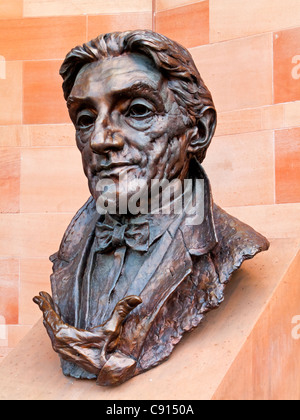 Büste des Dirigenten Sir John Barbirolli von Byron Howard außerhalb der Bridgewater Hall in Barbirolli Platz Manchester England UK Stockfoto