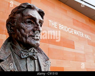 Büste des Dirigenten Sir John Barbirolli von Byron Howard außerhalb der Bridgewater Hall in Barbirolli Platz Manchester England UK Stockfoto
