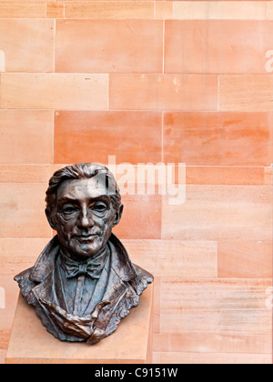 Büste des Dirigenten Sir John Barbirolli von Byron Howard außerhalb der Bridgewater Hall in Barbirolli Platz Manchester England UK Stockfoto