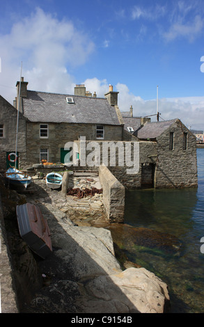 Lerwick ist die wichtigste Hafen und Stadt von den Shetland-Inseln. Lodberries wurden Häuser und Lagerhallen sitzen also auf ihre eigenen piers Stockfoto