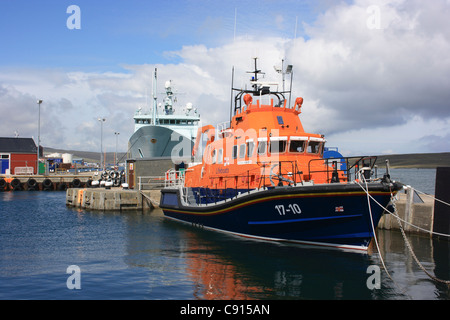 Lerwick ist die wichtigste Hafen und Stadt von den Shetland-Inseln. Es ist ein geschäftiger Hafen Angeln und Fähre. Der Hafen Dienstleistungen auch Stockfoto