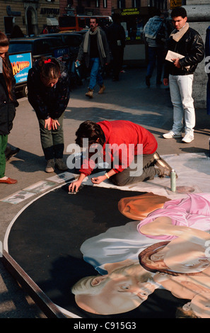 Straßenkünstler Pflaster ziehen aufwendige Kopien oder originale Kunstwerke auf dem Boden mit farbigen Kreiden in Städten in Europa. Stockfoto