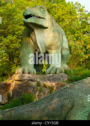 Skulptur der Dinosaurier im Crystal Palace Park South London UK gemacht von Benjamin Waterhouse Hawkins und Richard Owen im Jahre 1854 Stockfoto