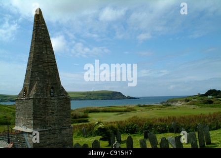 Die Aussicht vom St Enodoc Kirchhof Trebetherick nimmt in der Mündung des Flusses Camel die erstreckt sich von Wadebridge flussabwärts auf der Stockfoto