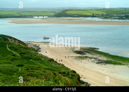 Die Camel-Mündung erstreckt sich von Wadebridge flussabwärts auf das offene Meer in Padstow Bay und grenzt Padstow und Strand Stockfoto