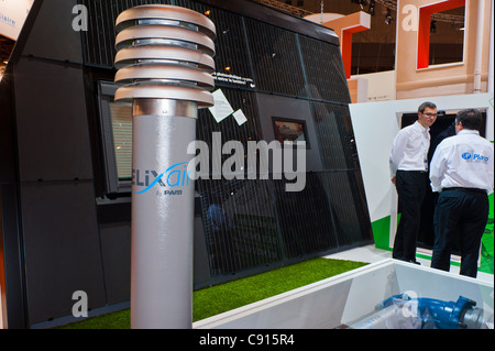 Paris, Frankreich, Batimat Construction Materials Trade Show, Solar Energy Panels on Wall on Display, Global Green Economy Concept, Energy Efficient Home, energie economie france Stockfoto