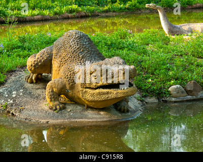 Skulptur von Dinosauriern in Crystal Palace Park South London UK gemacht von Benjamin Waterhouse Hawkins und Richard Owen im Jahre 1854 Stockfoto