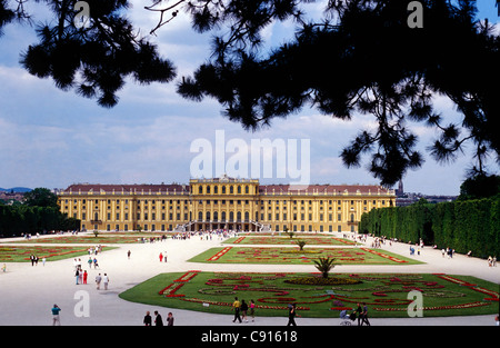 Schloss Schönbrunn, benannt nach Schonen Brunnen, Frühling, c1700, Wien, Österreich Stockfoto