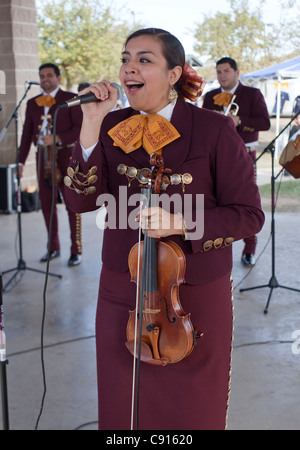 College-Studenten sind Mitglieder der Musikgruppe Mariachi und spielen während des Tages der Toten oder Dia de Los Muertos Stockfoto