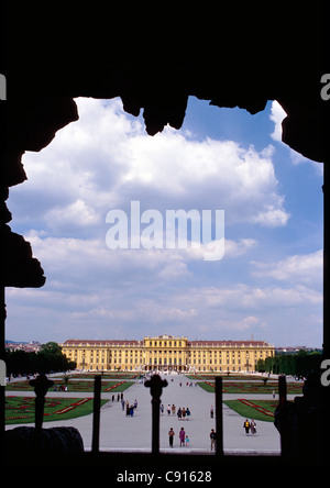 Schloss Schönbrunn, benannt nach Schonen Brunnen, Frühling, c1700, Wien, Österreich Stockfoto