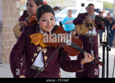 Mariachi-Gruppe führt bei der Jahresfeier Kyle, TX "Day of the Dead" Dia de Los Muertos Stockfoto