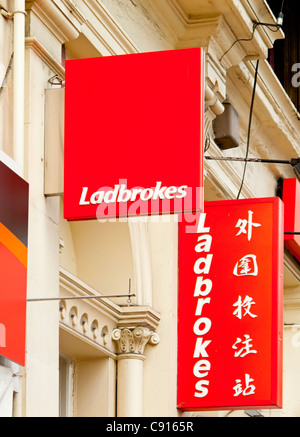 Melden Sie sich außerhalb eine Filiale von Ladbrokes Wetten Shop mit chinesischem Text im Bereich "Chinatown" central Manchester England UK Stockfoto