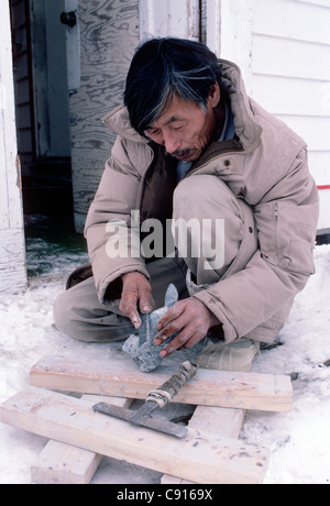 Berühmte Inuit Speckstein Bildhauer und Künstler, Henry, Iqaluit, Nunavut, Kanada Stockfoto