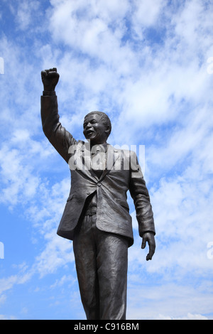 Eine Statue des ehemaligen südafrikanischen Führer und Friedensnobelpreisträger Friedensnobelpreisträger Nelson Mandela wurde außerhalb des Gefängnisses in Franschhoek gelegt. Stockfoto