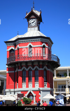 Der rote Uhrturm ist ein Wahrzeichen und Sitzung Punkt im Victoria and Albert Dock am Hafen Kai in Kapstadt. Stockfoto