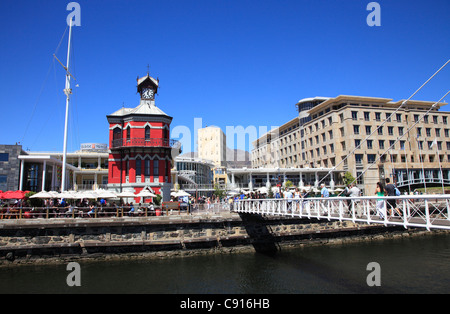 Der rote Uhrturm ist ein Wahrzeichen und Sitzung Punkt im Victoria and Albert Dock am Hafen Kai in Kapstadt. Stockfoto