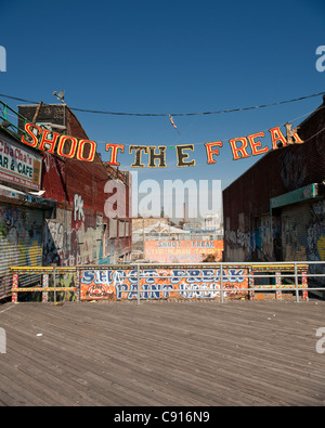 Coney Island ist bekannt für seine Cafés Vergnügungen Promenade am Meer und Fahrgeschäfte und ist beliebt bei Touristen Stockfoto