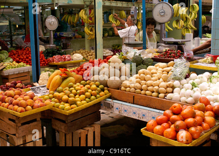 Obst und Ständen pflanzliche Verkäufer" im Mercado Pino Suarez Markt, Mazatlan, Sinaloa, Mexiko Stockfoto